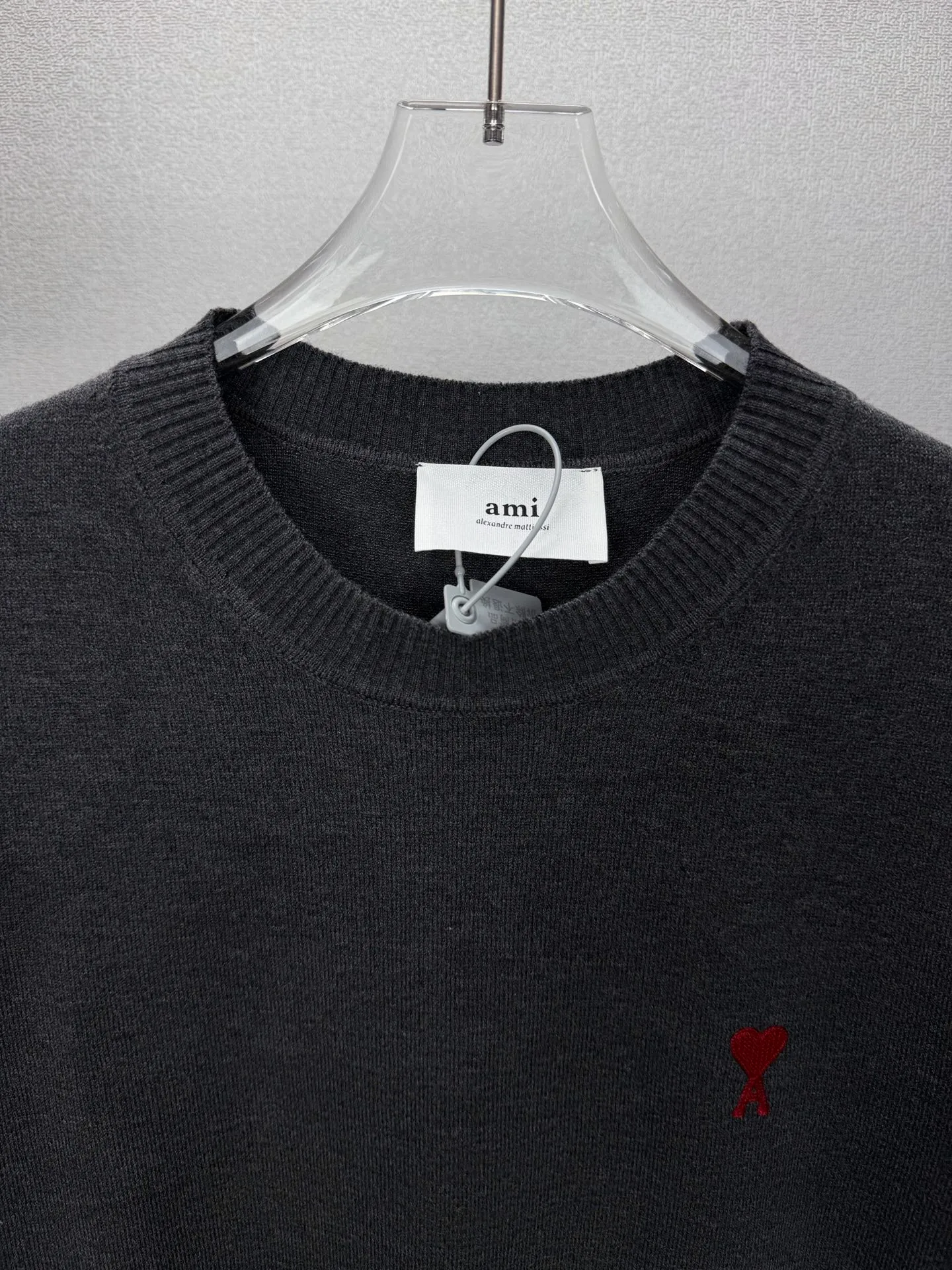 (top version) Ami 2026 New Arrival Classic love logo embroidered on the chest round neck knitted sweater for couples 🔥High version🔥High version🔥 Cashmere blended material, skin-friendly, non-sticky, no pilling, very soft to the touch, super comfortable, fashionable and individual, super Versatile and beautiful knitted sweater, very suitable for both men and women, a must-have for everyone, packaging, tag, collar label, washed wheat Complete 👍 Color: Gray Size: S-XL